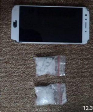 Barang bukti yang berhasil diamankan 2 plastik klip berisi shabu seberat 9 gram dan 1 unit ponsel OPPO