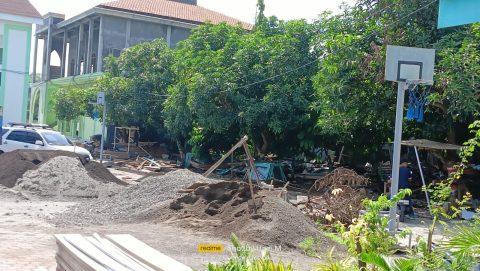 Tampak tumpukan material pasir dan batu split untuk rehabilitasi dan renovasi Sarana dan Prasarana sekolah madrasah Jawa timur 1, Kamis (22/2/2024)