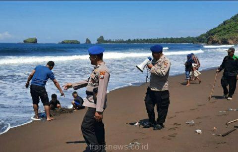 Anggota Polres jember saat berikan himbuan kepada semua pengunjung wisata pantai watulo