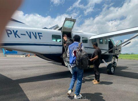 Pesawat perintis susi air landing di bandara Notohadinegoro dengan jumlah 12 penumpang