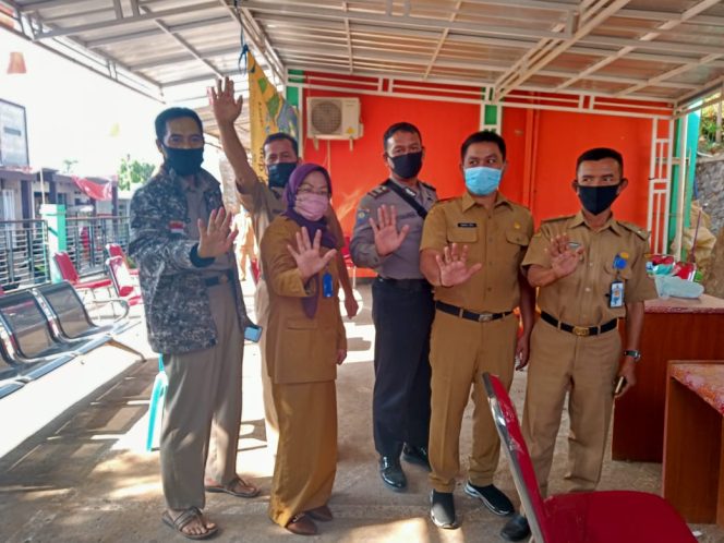 
					Pegawai Kecamatan Mekarmukti Garut Ikut Tes Swab Masif