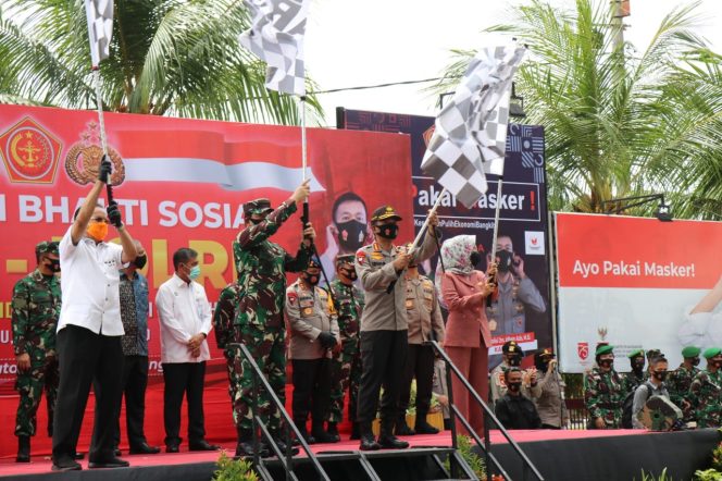 
					Panglima TNI dan Kapolri Lepas Bhaksos TNI Polri Peduli Covid-19 di Sulteng
