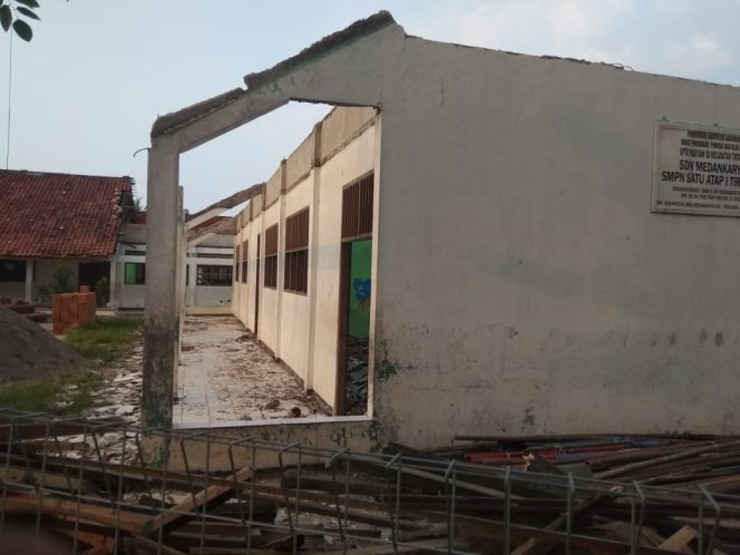 
					Rehab SMPN Satap I Medan Karya: Konsultan kok Merangkap Pemborong Kontruksi Atap