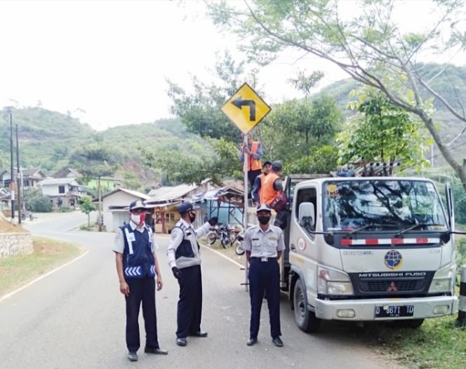 
					Dishub Garut Pasang 100 Rambu Lalin di Jalur Genteng- Kubang Cisewu