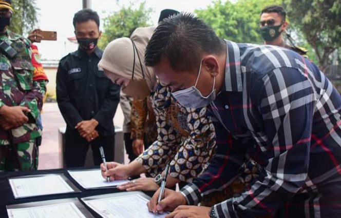 
					Tiga Bapaslon Bupati/Wakil Bupati Karawang Deklarasi Kepatuhan Protokol Kesehatan