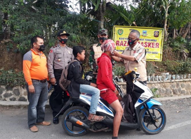 
					Camat Pakenjeng Garut Ikut Razia Patuh Masker