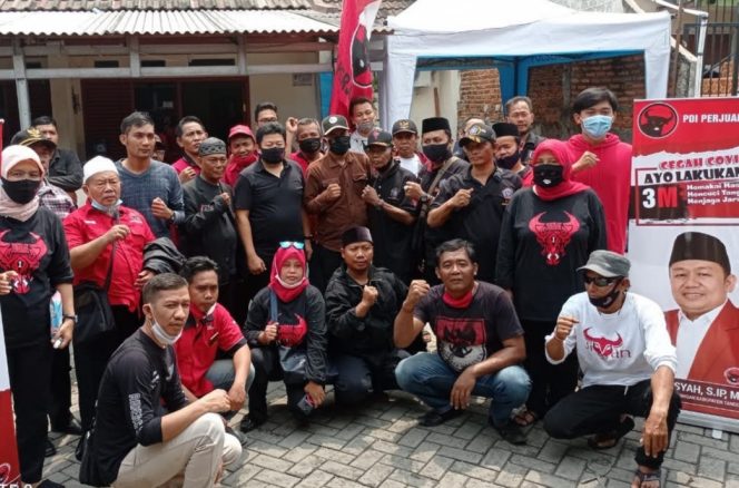 
					Putus Rantai Covid -19: DPC PDIP Kab Tangerang Semprot Disinfektan di Bojong Nangka
