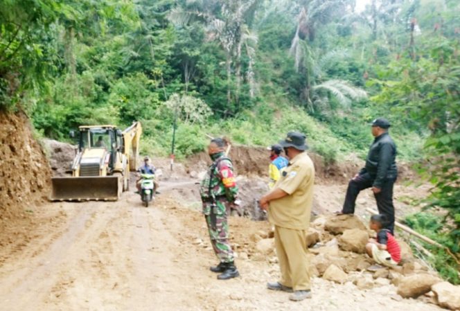 
					Pasca Longsor: Badan Jalan Blok Ciawaru Talegong di Keruk dan Diperlebar