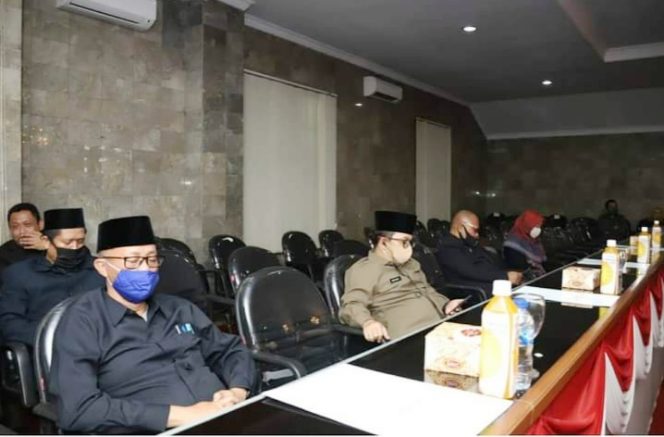 
					Bahas Raperda Perubahan 2020 : Paripurna DPRD Kota Sukabumi Malam Hari