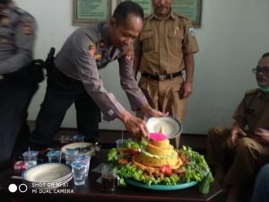 HUT TNI ke 75, Kapolsek Potong Tumpeng di Koramil Pakenjeng Garut