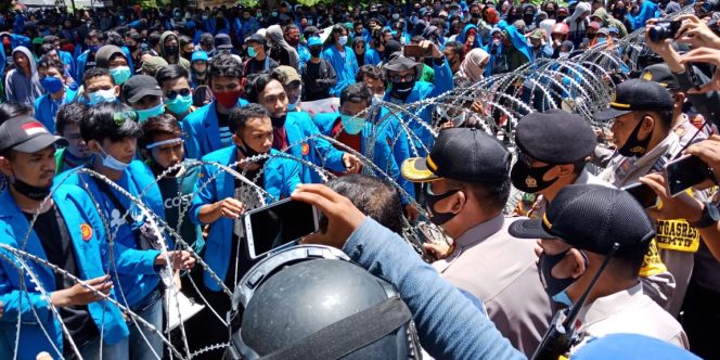 
					Unras Penolakan UU Omnibus Law di Palu Ricuh