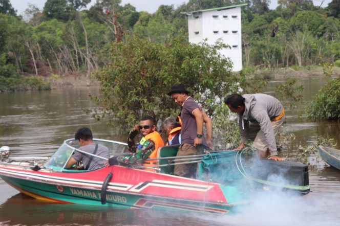 
					Dansatgas TMMD Sintang Tinjau Lokasi Pekerjaan Lewat Jalur Air