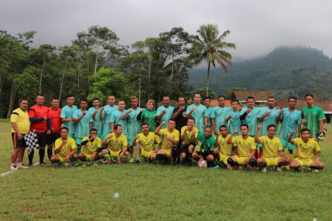 
					Apdesi Cup di Garsel Diwarnai Laga Persahabatan Dua Kacamatan