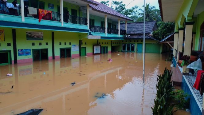 
					Korban Banjir Desa Simpang Kab Tasikmalaya Minim Perhatian