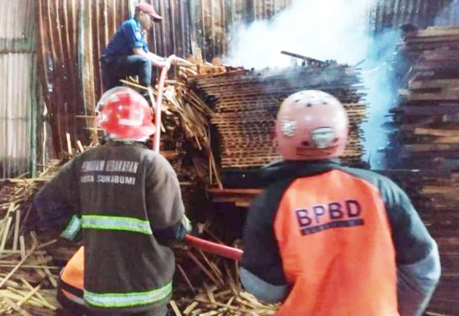 
					Sukabumi: Walikota dan Kapolresta Tinjau Pabrik Pengolahan Kayu yang Terbakar