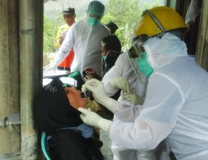 
					Pedagang Pasar Palatar Desa Depok Pakenjeng Garut Ikut Swab Tes