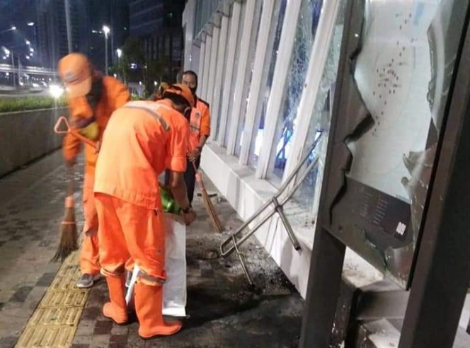 
					Di Jaksel Puing Sampah Sisa Pasca Unras UU Cipta Kerja Dibersihan Petugas PPSU