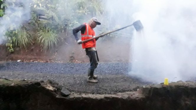 
					Tanjakan Tarisi-Ciawi Karangsewu Garut Diaspal