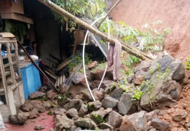 
					Rumah Ustad Iwan di Bantarkalong Tasmala Tertibun Longsor