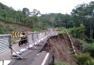 Jalan Longsor Lawang Angin KM 174 Cibalong Garut Diduga Akibat Dampak Gempa