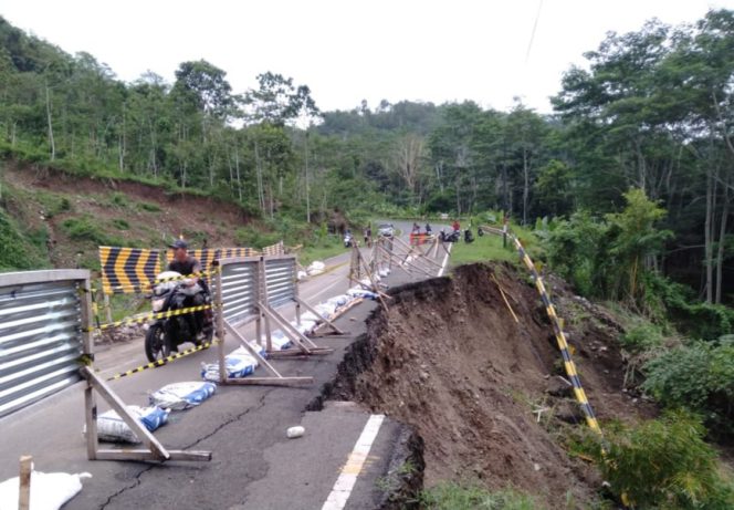 
					Jalan Longsor Lawang Angin KM 174 Cibalong Garut Diduga Akibat Dampak Gempa