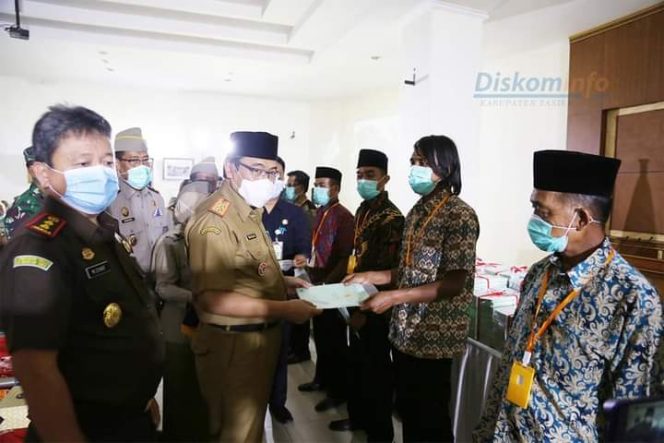 
					Pemkab Tasikmalaya Serahkan 14.500 Sertifikat Tanah