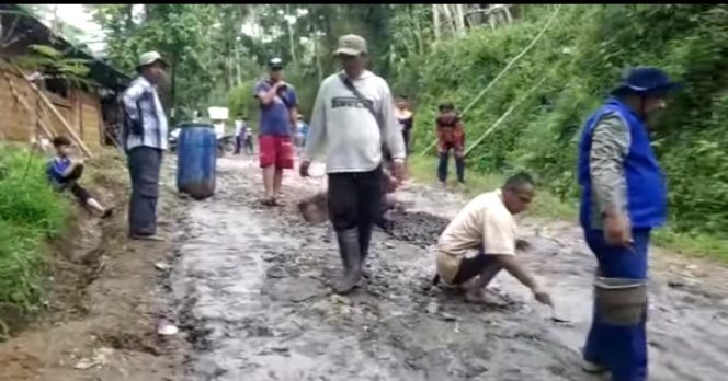 
					Kecewa Batal Dibangun, Warga di Dua Desa Tasikmalaya Cor Jalan Provinsi Dana Swadaya