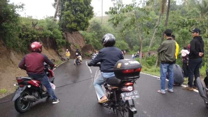 
					Jalan KM 7 Batu Tumpang Arah Pantai Rancabuaya Garut Tertimbun Longsor