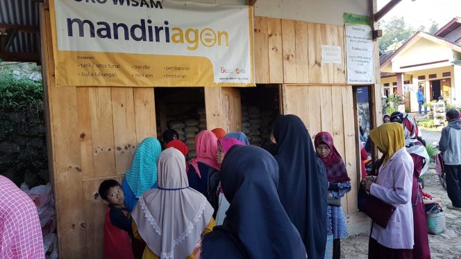 
					Dua Agen Salurkan Program Sembako Reguler dan Perluasan di Desa Sukamaju Talegong