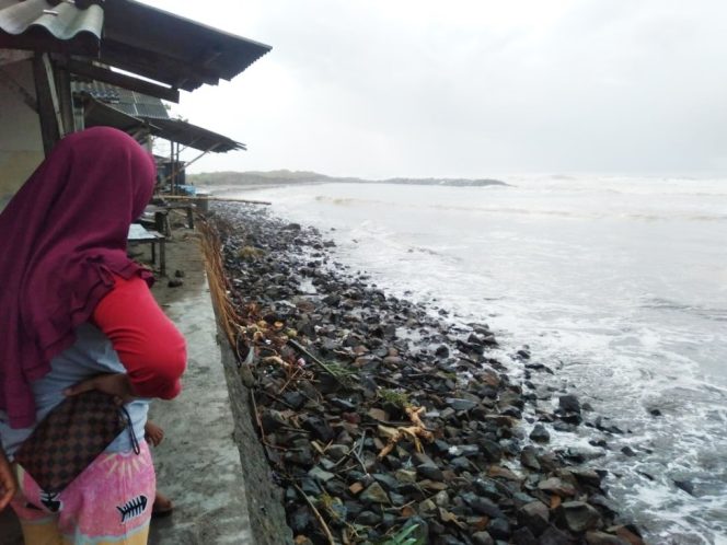 
					Pemerintah Diminta Tanggap, Abrasi Wisata Pantai Cipatujah Hampir Menggerus Pemukiman Warga