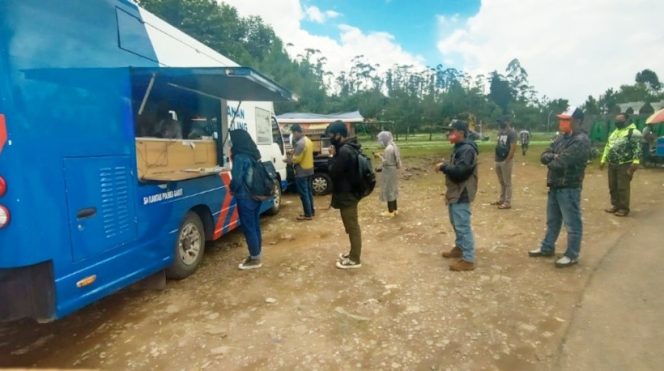 
					Satlantas Polres Garut Layani SIM Keliling di Alun Alun Talegong