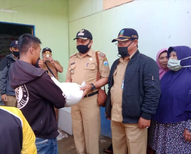 
					Bansos Beras di Desa Sukamulya Talegong Disalurkan Untuk 367 KPM