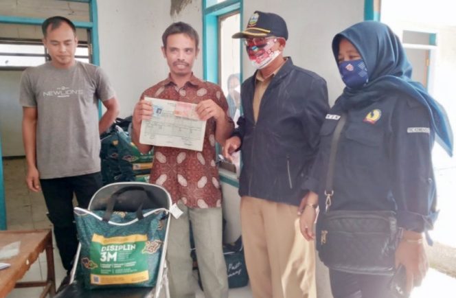 
					Camat Caringin Garut Pantau Penyaluran BLT dan Bansos Bangub