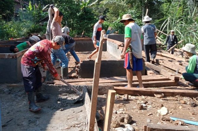 
					Warga Desa Caringin Garut Gotroy Bangunkan Rumah Janda Euis