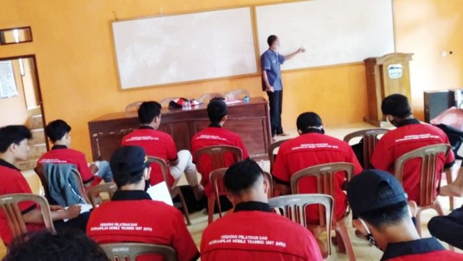 
					Puluhan Siswa SMK Ikut Pelatihaan Otomotif di Desa Parakanhonje Tasikmalaya