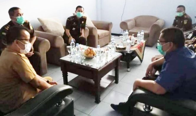 
					Kejari Lebak Sosialisasi Hukum Lewat Radio Jaksa Menyapa