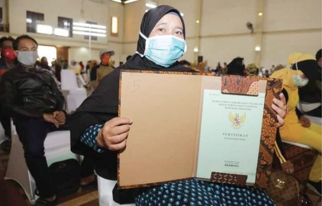 
					Kantor BPN Bandung Serahkan Ribuan Sertifikat Warga Program PTSL