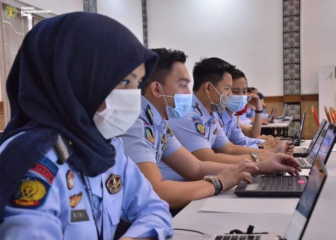 
					Ratusan Pegawai Kemenkumham Jabar Ikut Ujian Penyesuaian Ijasah