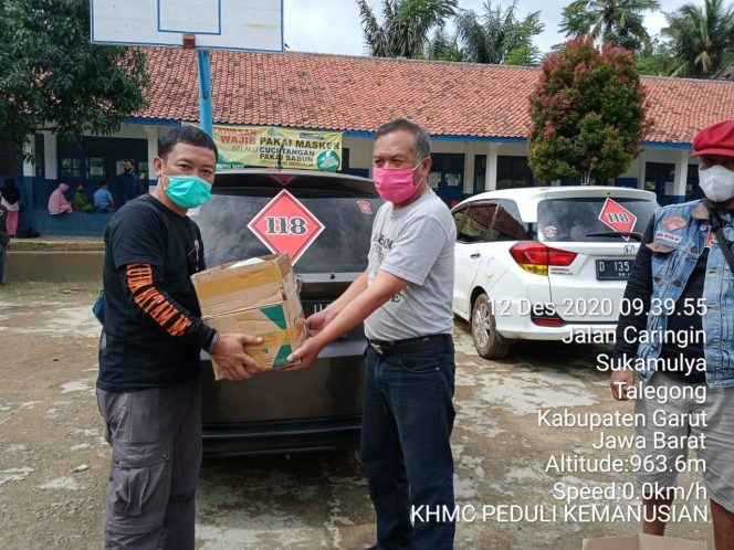 
					Komunitas Motor Kuda Hitam Clasic Bantu Korban Longsor Talegong