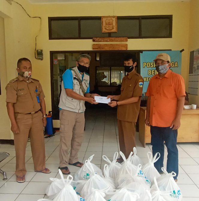 
					PLN UP3 Dan Yayasan Baitul Mal Bantu Korban Longsor Talegong