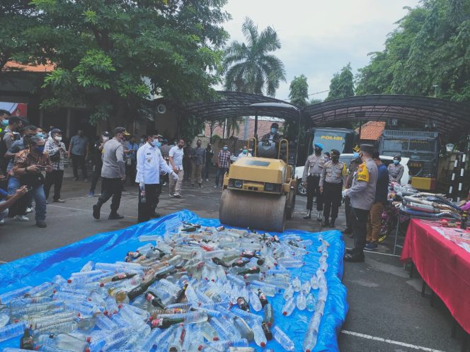 
					Polres Gresik Musnahkan Barbuk Miras Hasil Sitaan 2020