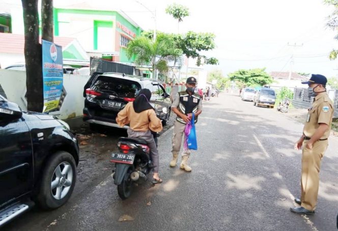 
					Warga Agar Patuhi Prokes: Forkopimcam Caringin Garut Gelar Operasi Yustisi