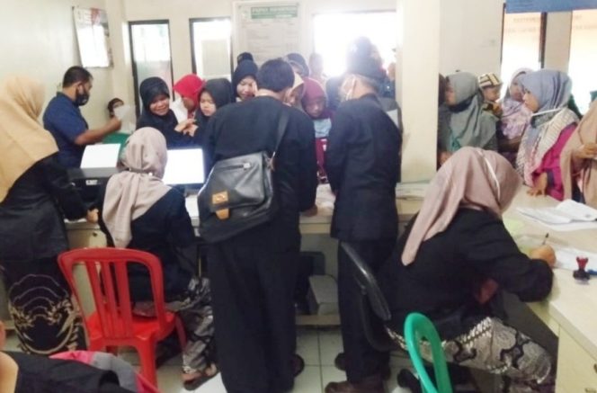 
					Warga Desa Pamijahan Tasmala Ontrog Kantor Desa Bikin KTP Gratis