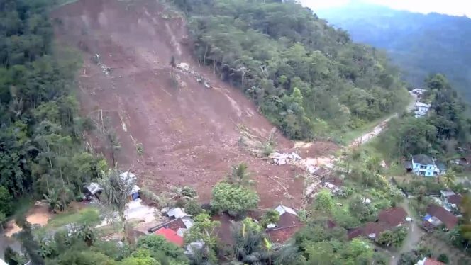 
					Longsor Talegong Garut: 15 Rumah Tertimbun 55 Rumah Lainya Terancam