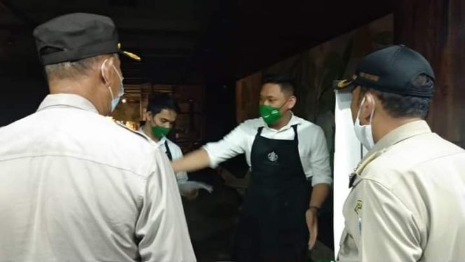 
					Langgar Instruksi Gubernur DKI : Dua Usaha Siap Saji Malam Tahun Baru Disegel Camat