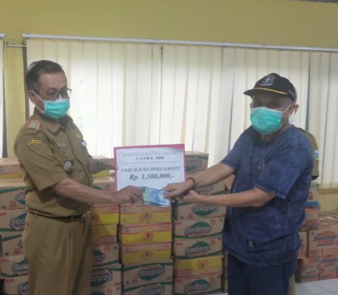 
					IKA 80 SPGN Garut Bantu Korban Longsor Cisewu Paket Sembako dan Uang