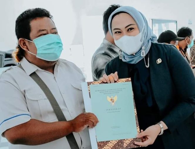 
					BPN Karawang Serahkan Ribuan Sertifikat Tanah Milik Warga