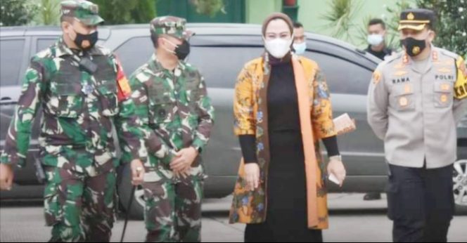 
					Tim Wasev Kodam III Siliwangi Tianjau Kab Karawang Tangani Covid-19