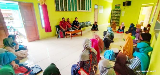 
					Pendamping Sosialisasi Validasi Calon Penerima PKH di Desa Sukamaju Talegong