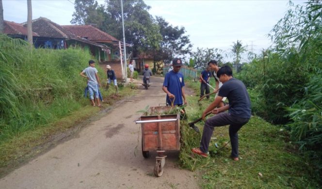 
					Warga Desa Lamajang Pangalengan Bandung Gotroy Padat Karya Tunai